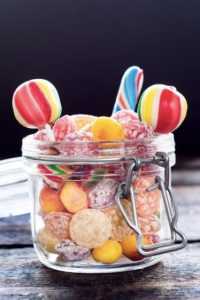 Ein Einmachglas gefüllt mit vielen bunten Süßigkeiten