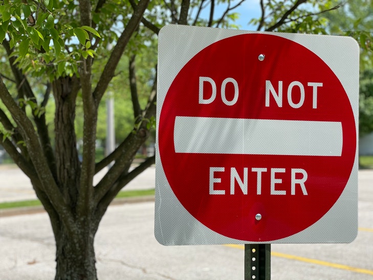 Ein Straßenschild, auf dem auf Englisch “Do not Enter” geschrieben steht.